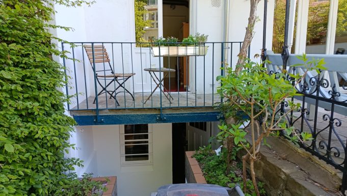 Gartenausgang und Balkon
